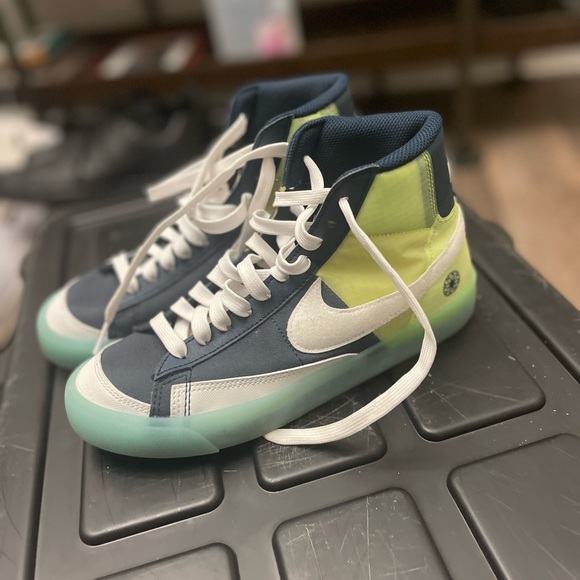 Hi top Nikes - Picture 3 of 4